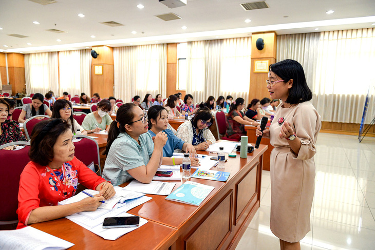 Các giáo viên tham gia tập huấn giảng dạy tiếng Việt tại Hà Nội - Ảnh: N.TRẦN