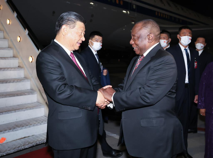 Tổng thống Nam Phi Cyril Ramaphosa (phải) đón Chủ tịch Trung Quốc Tập Cận Bình tại Johannesburg tối ngày 21-8, giờ địa phương - Ảnh: THX