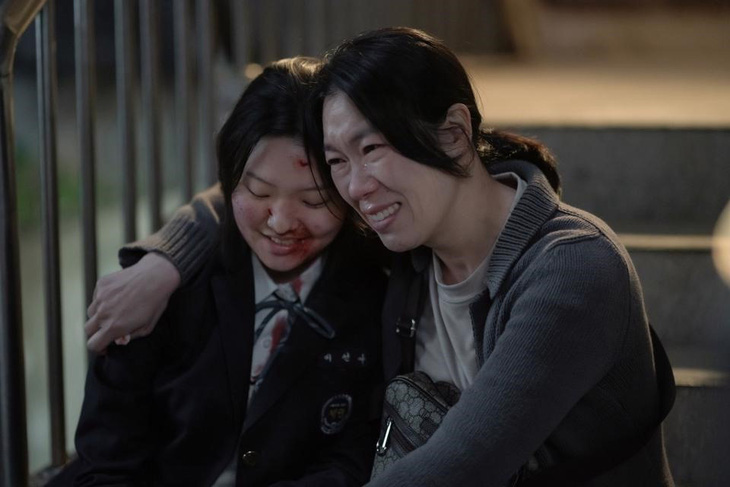 Nữ diễn viên Hye-ran (bên phải) đã có vai diễn xuất sắc trong &quot;The Glory&quot;