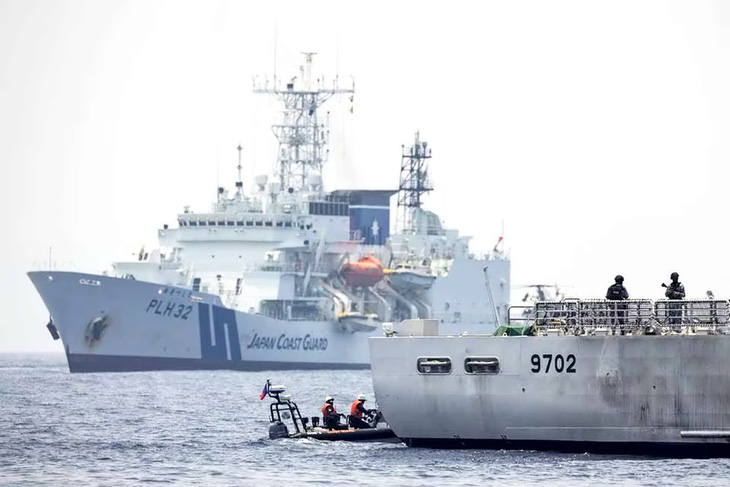 Tàu tuần duyên Nhật Bản và Philippines trong cuộc diễn tập ba bên Mỹ, Nhật, Hàn ở Biển Đông tháng 6-2023 - Ảnh: Reuters