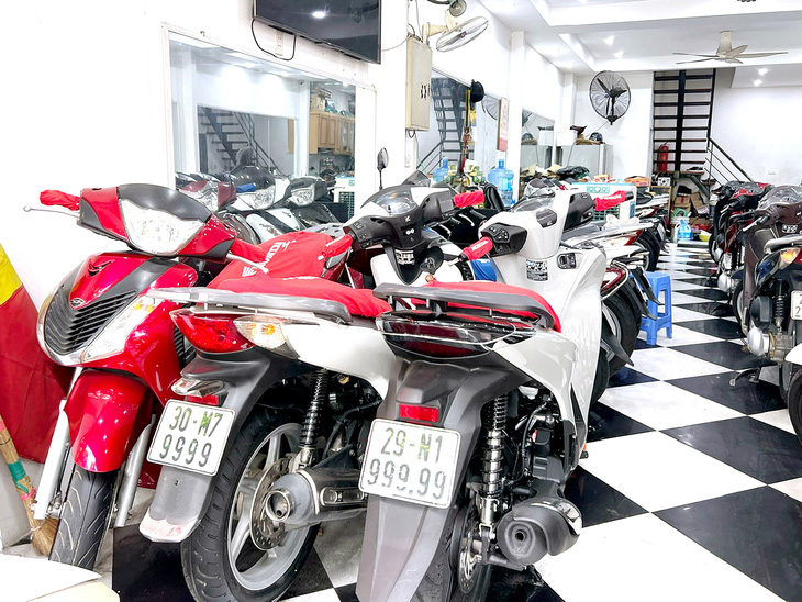 The motorcycle shop on Lang Street with its beautiful number plate is empty, with no customers - Photo: PHAM TUAN