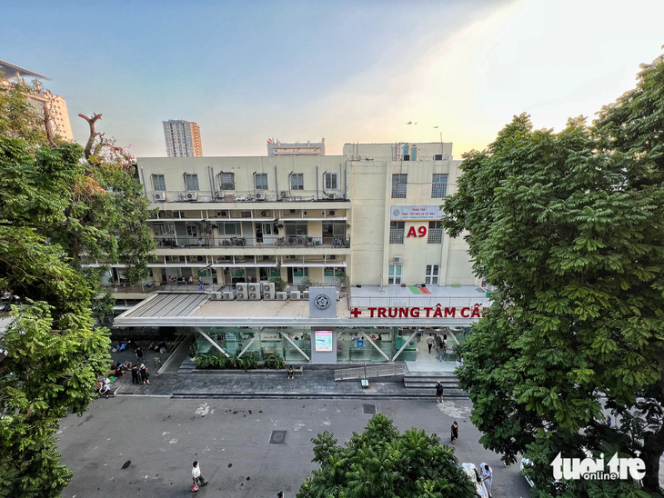 Bên trong khuôn viên Bệnh viện Bạch Mai, một trong những bệnh viện nằm gần cửa ngõ phía nam thủ đô - Ảnh: PHẠM TUẤN