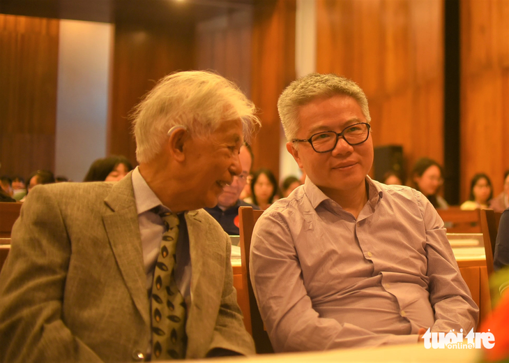GS Ngô Bảo Châu (phải) vui vẻ trò chuyện cùng GS Trần Thanh Vân tại lễ khai mạc Trường hè Khoa học lần thứ 10 tại Quy Nhơn - Ảnh: LÂM THIÊN