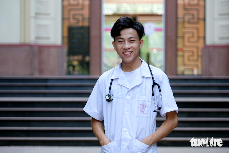 Bác sĩ trẻ Giàng A Chính quyết tâm xin về bệnh viện huyện với mong muốn cống hiến cho quê nhà - Ảnh: NAM TRẦN