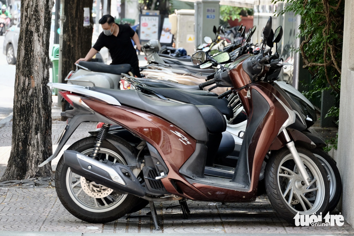 Phần vỉa hè tuyến đường Thái Văn Lung hầu hết đang là nơi giữ xe máy của các hàng quán. Một bãi xe máy vỉa hè đường Thái Văn Lung chiều 22-8. 