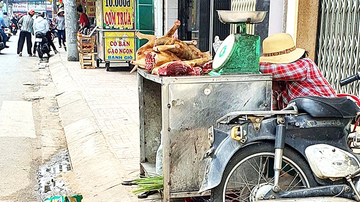 Khu bán thịt chó nổi tiếng ở Ông Tạ (Tân Bình) ngày trước giờ chỉ còn một, hai điểm bán mà cũng ít khách - Ảnh: M.DŨNG