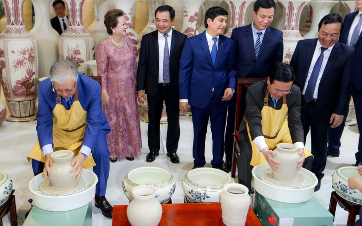 Chủ tịch nước Võ Văn Thưởng và Tổng thống Kazakhstan cùng thử làm gốm Chu Đậu