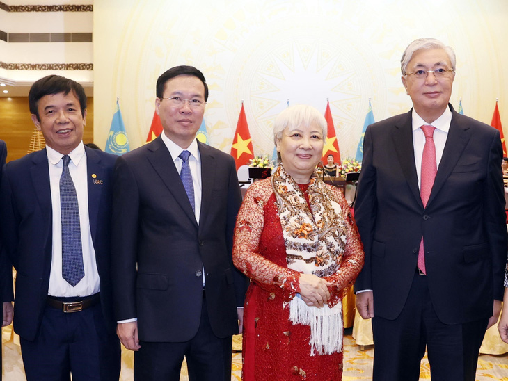 Chủ tịch nước Võ Văn Thưởng và Tổng thống Kazakhstan Tokayev chụp ảnh cùng ông Lê Hồng Hạnh và bà Nguyễn Mỹ Loan tại tiệc chiêu đãi tối 21-8 - Ảnh: TTXVN