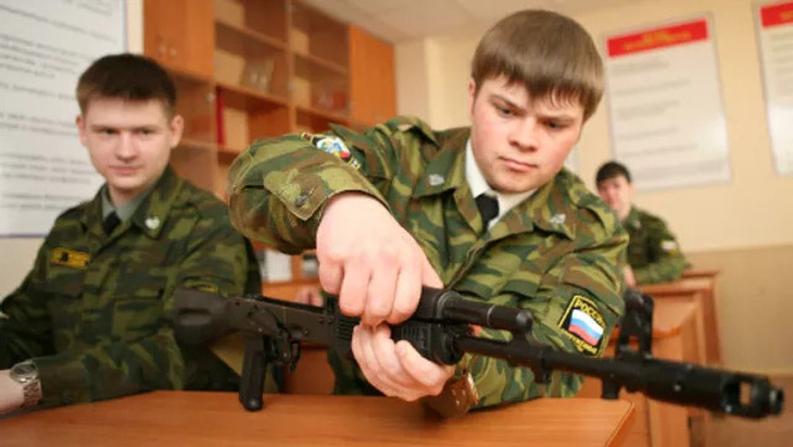 Các học sinh trong chương trình huấn luyện quân sự cơ bản dành cho học sinh lớp 10 và 11 của Nga - Ảnh: RIA NOVOSTI