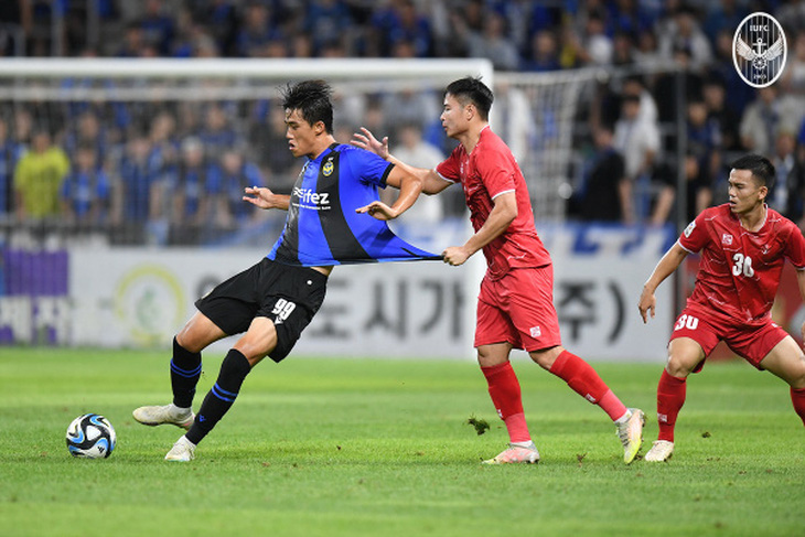Cầu thủ CLB Hải Phòng (áo đỏ) đã chơi quả cảm trước Incheon United - Ảnh: IUFC