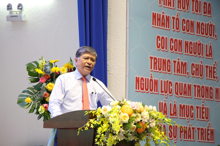 Ông Nguyễn Văn Hiếu, giám đốc Sở Giáo dục và Đào tạo TP.HCM, nói về việc dạy học môn tích hợp tại cuộc họp ngày 22-8 - Ảnh: ĐỖ YẾN