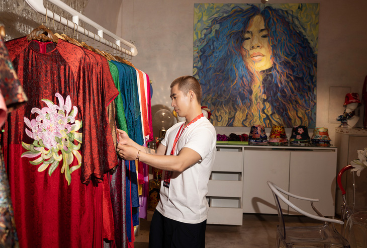 Giám đốc thời trang “Chị đẹp đạp gió rẽ sóng” Travis Nguyễn chăm chút từng mẫu thiết kế - Ảnh: BTC