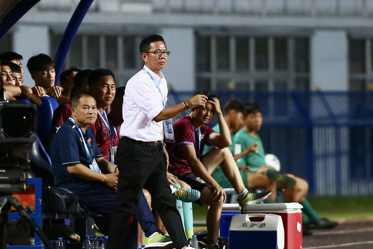 HLV Hoàng Anh Tuấn muốn quên trận đấu U23 Việt Nam thắng U23 Philippines - Ảnh: HOÀNG TÙNG