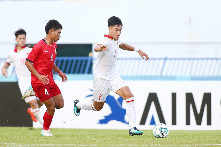 U23 Việt Nam (phải) được kỳ vọng sẽ vượt qua U23 Philippines để giành vé vào bán kết - Ảnh: HOÀNG TÙNG