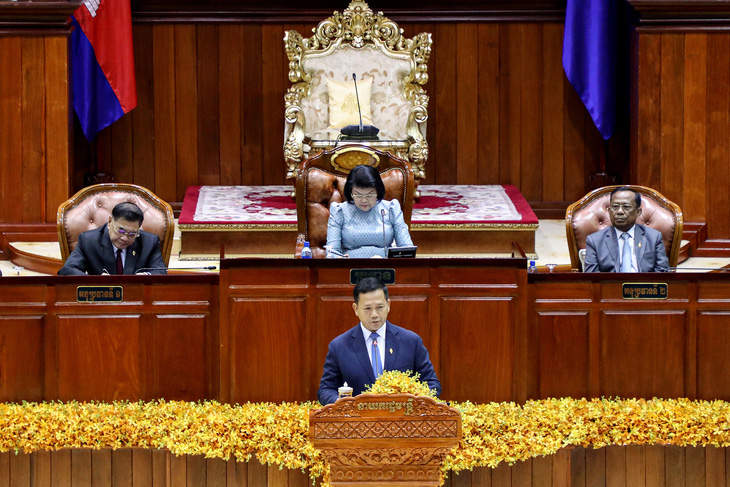 Tân Thủ tướng Campuchia Hun Manet phát biểu trong phiên họp ngày 22-8 tại Quốc hội Campuchia. Trong đó ông cam kết lãnh đạo Chính phủ hoàn thành những cam kết đã nêu ra với cử tri - Ảnh: AFP