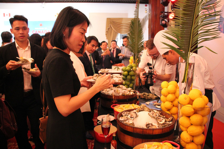 Thực khách thưởng thức hải sản Canada tại lễ kỷ niệm 50 năm thiết lập quan hệ ngoại giao Việt Nam - Canada tại TP.HCM tối 21-8 - Ảnh: NGỌC ĐÔNG