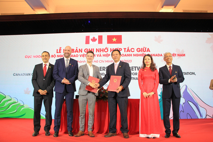 Đại diện Chính phủ Việt Nam và CanCham ký MOU với mong muốn thúc đẩy hợp tác - Ảnh: NGỌC ĐÔNG
