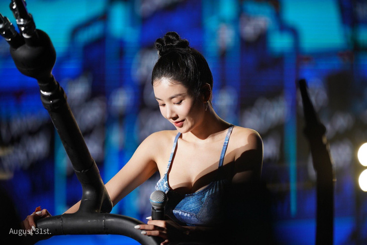 ‘Nữ thần mùa hè’ Kwon Eun Bi gây tranh cãi vì mặc đồ hở hang ở lễ hội âm nhạc - Ảnh 2.