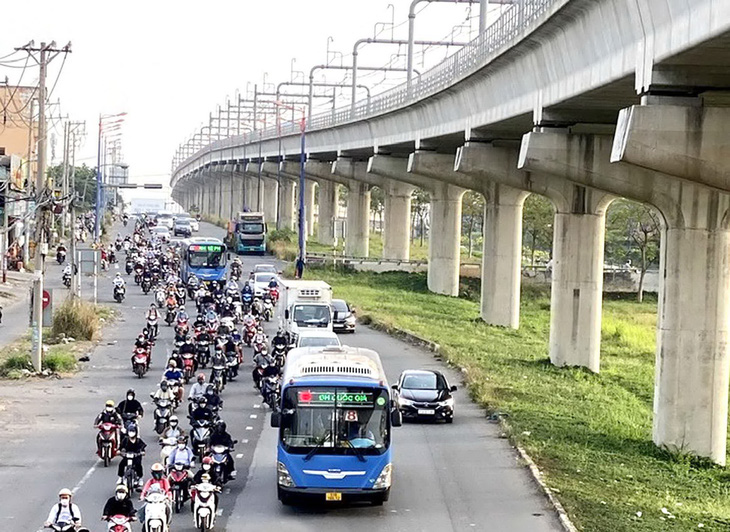 Tuyến metro số 1 Bến Thành - Suối Tiên sau khi đưa vào hoạt động sẽ “chia lửa” cùng tuyến xa lộ Hà Nội - Ảnh: TỰ TRUNG