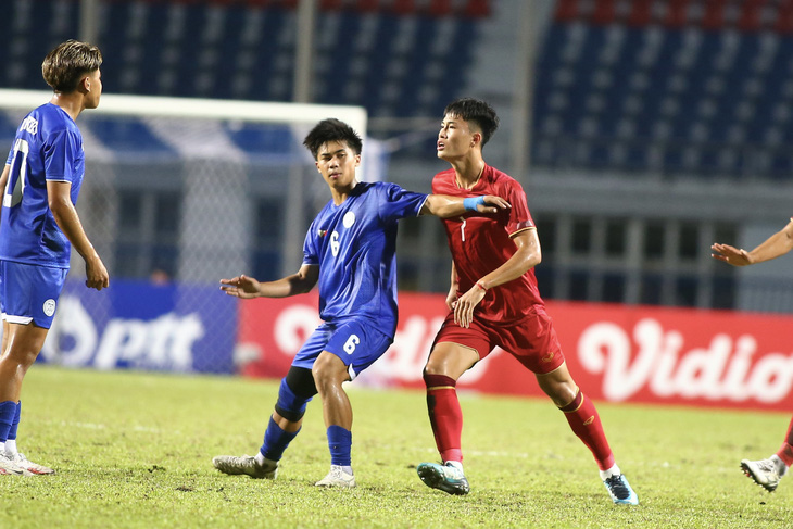 Tiền vệ Nguyễn Văn Trường (áo đỏ) chủ động tiến về phía cầu thủ U23 Philippines sau khi anh bị phạm lỗi - Ảnh: HOÀNG TÙNG