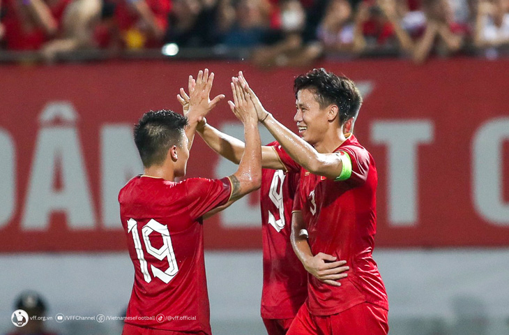 Đội tuyển Việt Nam ăn mừng chiến thắng ở loạt trận giao hữu FIFA Days hồi tháng 6 - Ảnh: VFF