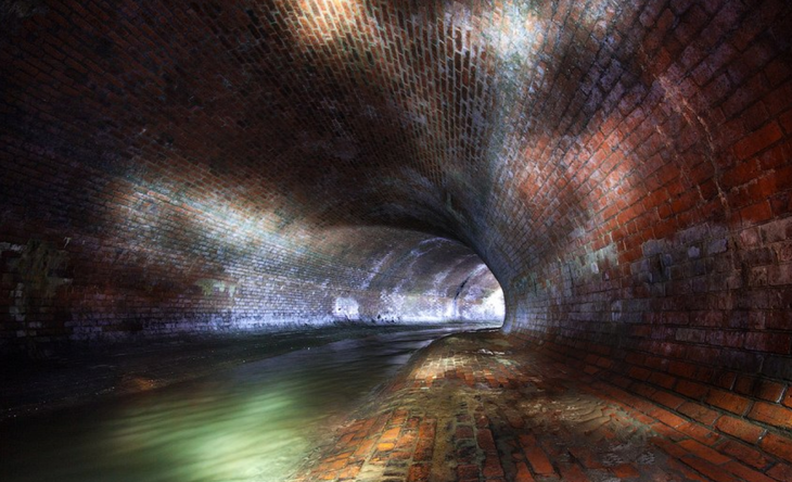Sông Neglinnaya chảy qua hầm ngầm với kiến trúc bằng gạch - Ảnh: EXTREMALNAYA MOSKVA