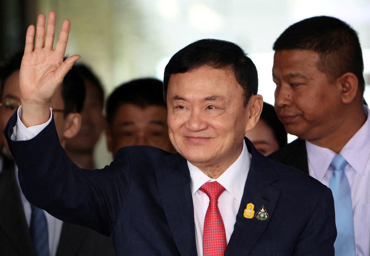 Cựu thủ tướng Thái Lan Thaksin Shinawatra vẫy tay chào tại sân bay Don Mueang ở Bangkok, Thái Lan ngày 22-8 - Ảnh: REUTERS