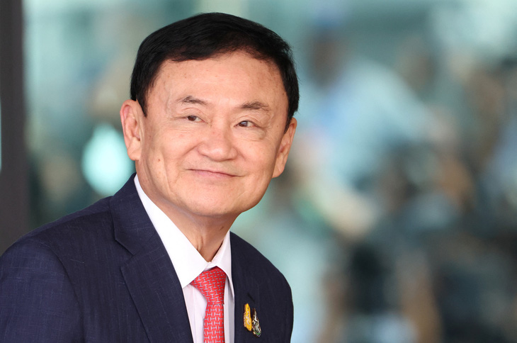 Ông Thaksin đến sân bay Don Mueang ở Bangkok, Thái Lan sáng 22-8 - Ảnh: REUTERS