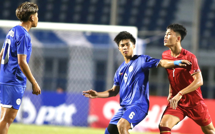 HLV Hoàng Anh Tuấn không hài lòng, muốn quên trận thắng U23 Philippines