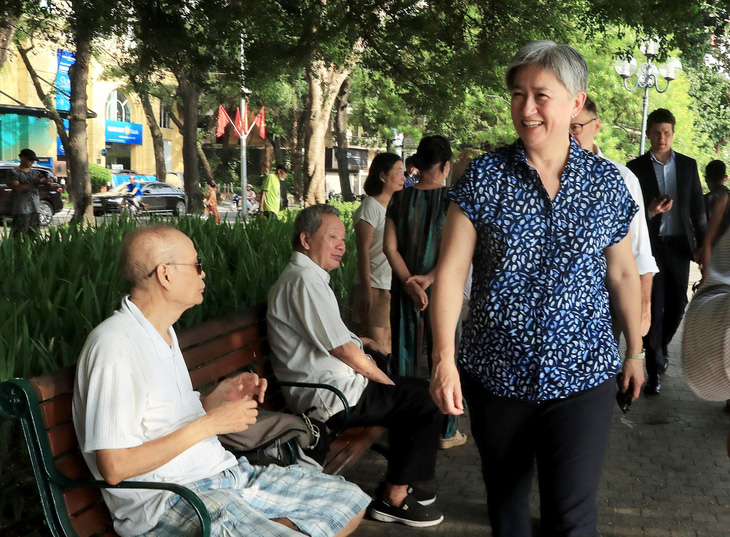 Ngoại trưởng Úc Penny Wong thăm chính thức Việt Nam, dậy sớm dạo bờ hồ - Ảnh: TTXVN