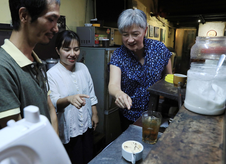 Bà Penny Wong cũng được hướng dẫn cách làm cà phê trứng. Trong đó cần những nguyên liệu gồm trứng gà tươi, cà phê, đường, sữa và một số bí quyết gia truyền khác. Lòng đỏ trứng gà sẽ được đánh bông bằng tay cùng với sữa, đường, sau đó sẽ đổ cà phê đun sôi - Ảnh: TTXVN