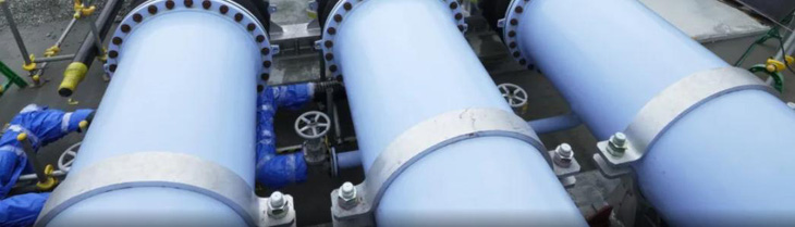 Các ống được sử dụng để pha loãng nước thải tại Nhà máy Fukushima - Ảnh BLOOMBERG