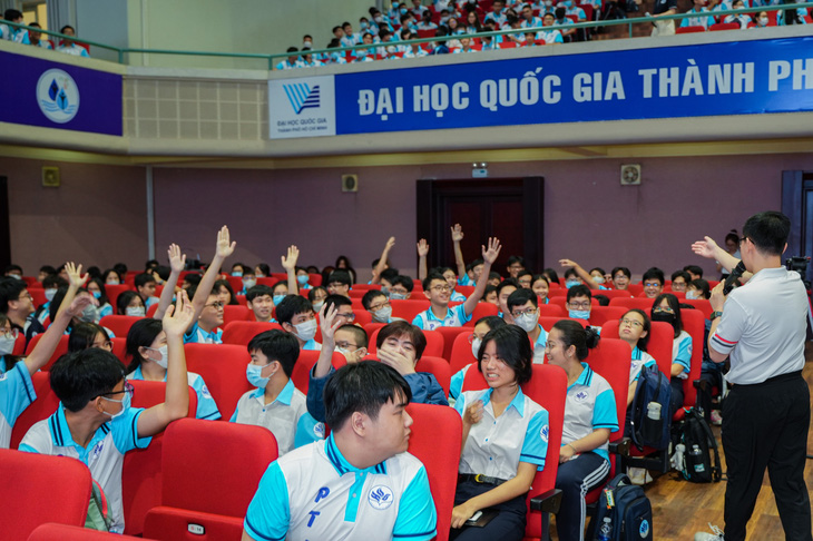 Các bạn học sinh Trường phổ thông Năng khiếu tham gia các hoạt động tại buổi giao lưu - Ảnh: LÂM TRẦN