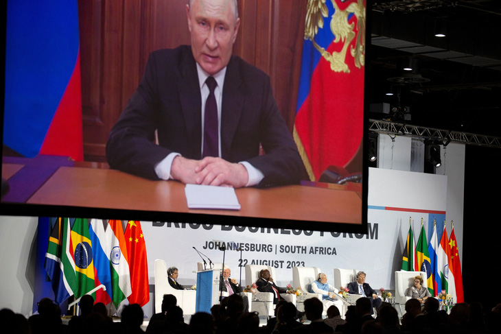 Tổng thống Nga Vladimir Putin phát biểu trực tuyến tại hội nghị của BRICS tại Johannesburg, Nam Phi, ngày 22-8 - Ảnh: REUTERS