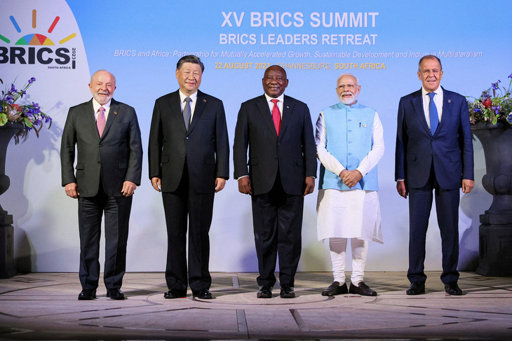 Các lãnh đạo nhóm BRICS gặp tại Johannesburg, Nam Phi, ngày 22-8 - Ảnh: REUTERS