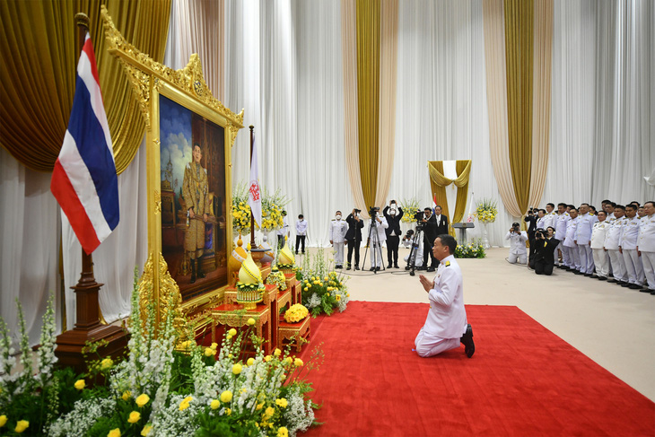 เศรษฐา ทวีสิน จัดพิธีต่อหน้าพระบรมฉายาลักษณ์ของพระบาทสมเด็จพระวชิรเกล้าเจ้าอยู่หัว ณ สำนักงานใหญ่พรรคเพื่อไทย กรุงเทพฯ เมื่อวันที่ 23 สิงหาคม - ภาพถ่าย: AFP