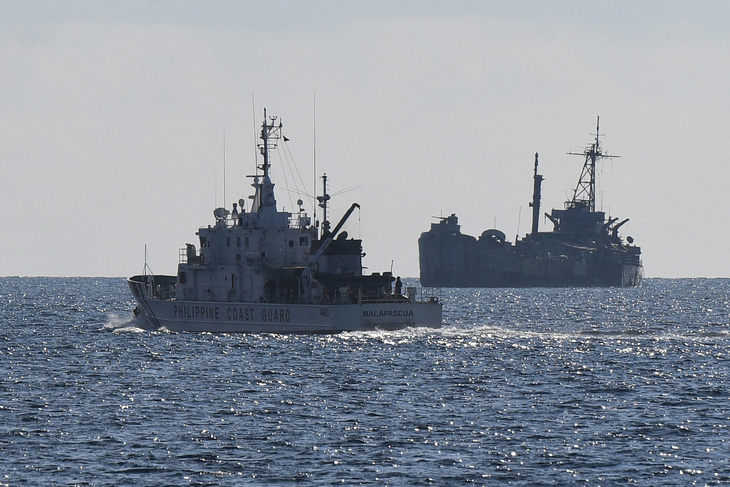 Một tàu của lực lượng bảo vệ bờ biển Philippines tuần tra gần xác tàu BRP Sierra Madre ở bãi Cỏ Mây - Ảnh: AFP