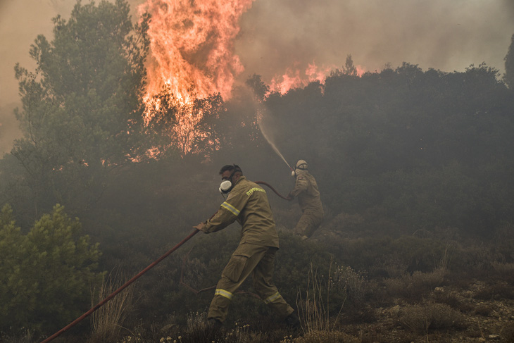 Lực lượng cứu hỏa Hy Lạp tìm cách khống chế cháy rừng gần thủ đô Athens - Ảnh: AFP