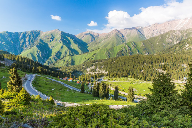 Những dãy núi ở gần thủ đô cũ Almaty, phía bắc Kazakhstan được nhiều du khách nhận xét là "Thụy Sĩ" của vùng Trung Á - Ảnh: ISTOCK