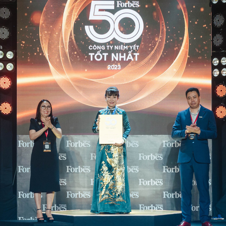 Bà Huỳnh Bích Ngọc - Chủ tịch HĐQT TTC AgriS nhận giải Top 50 Công ty niêm yết tốt nhất do Forbes Việt Nam bình chọn. Ảnh: Đ.H