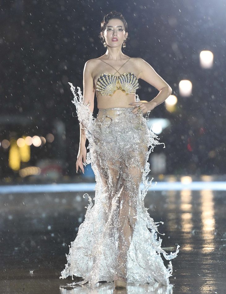 Show thời trang giới thiệu các thiết kế mang thông điệp bảo vệ môi trường trên cầu ngắm biển dài nhất châu Á - Ảnh: BTC