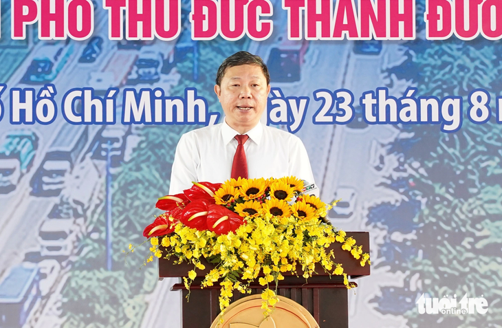 Phó chủ tịch UBND TP.HCM Dương Anh Đức phát biểu tại buổi lễ đổi tên xa lộ Hà Nội thành đường Võ Nguyên Giáp - Ảnh: THU DUNG