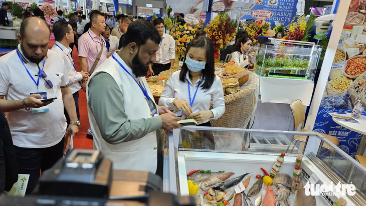 Tại triển lãm, một khách hàng Ấn Độ tìm đến quầy hàng của doanh nghiệp Việt Nam để xúc tiến nhập khẩu thủy hải sản - Ảnh: N.TRÍ