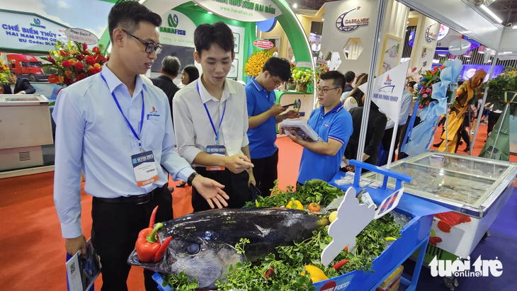 Cá ngừ đại dương - sản phẩm xuất khẩu thế mạnh của Việt Nam - được một doanh nghiệp mang đến trưng bày - Ảnh: N.TRÍ