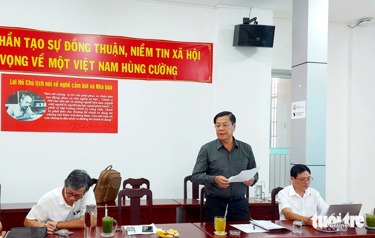 Ông Huỳnh Văn Hóa (đứng) - phó giám đốc Sở Giáo dục và Đào tạo tỉnh Kiên Giang - cho biết địa phương cũng thiếu giáo viên dạy học, nhưng sẽ phân công giáo viên dạy liên trường để đảm bảo kiến thức cho các em học sinh - Ảnh: CHÍ CÔNG