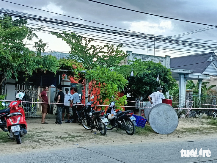 Căn nhà nơi phát hiện 4 thi thể mẹ con đang được cơ quan chức năng phong tỏa để khám nghiệm, phục vụ điều tra - Ảnh: TRẦN HOÀI