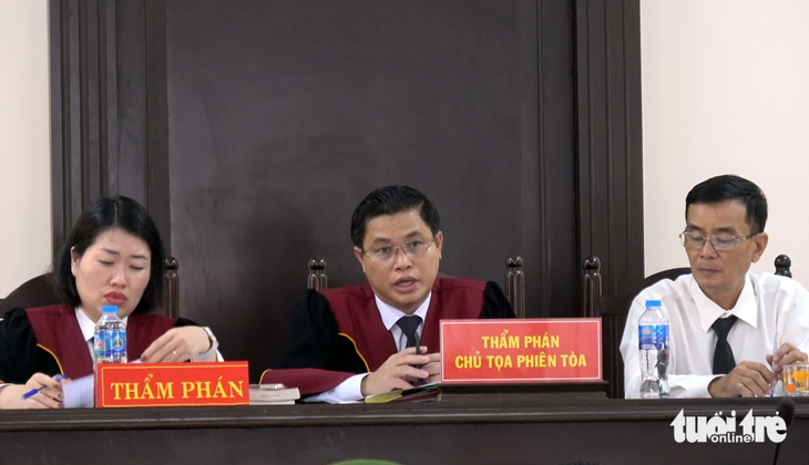 Chủ tọa phiên tòa Bùi Xuân Thường xét hỏi Thiện Soi - Ảnh: ĐÔNG HÀ  
