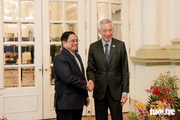 Thủ tướng Phạm Minh Chính và Thủ tướng Singapore Lý Hiển Long bắt tay trong chuyến thăm tới Singapore vào tháng 2-2023 - Ảnh: DUY LINH