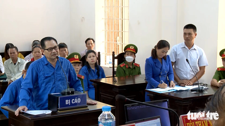 Bị cáo Thiện Soi (trái) đứng đối chất với vợ chồng ông Lưu Ngọc Tư tại tòa - Ảnh: ĐÔNG HÀ