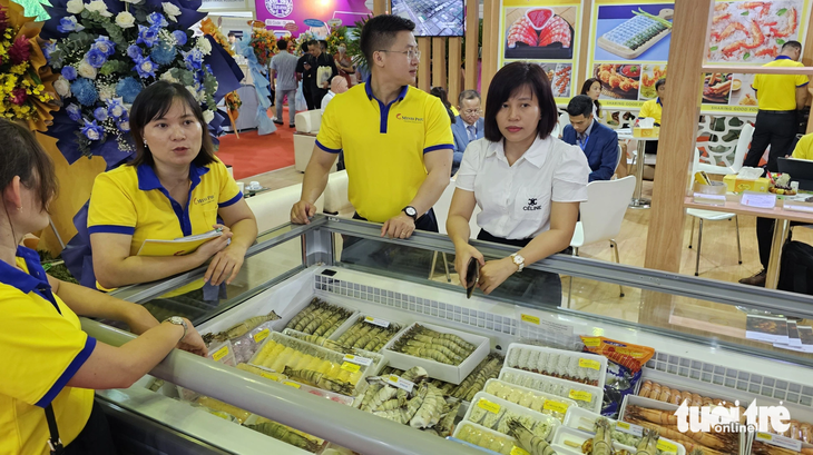 Tôm được một doanh nghiệp trưng bày tại Triển lãm quốc tế thủy sản Việt Nam 2023 - Ảnh: N.TRÍ
